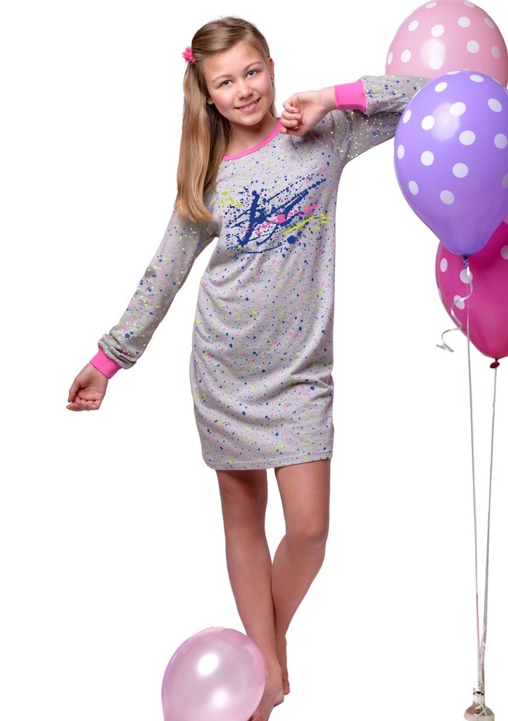 Dívčí noční košile se vzorem barevných skvrn